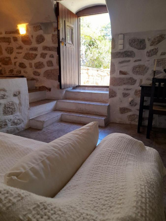 The Two Carob Trees, Traditional Stonehouse, Nikandri, Pirgos Diros Lefkias Exterior foto