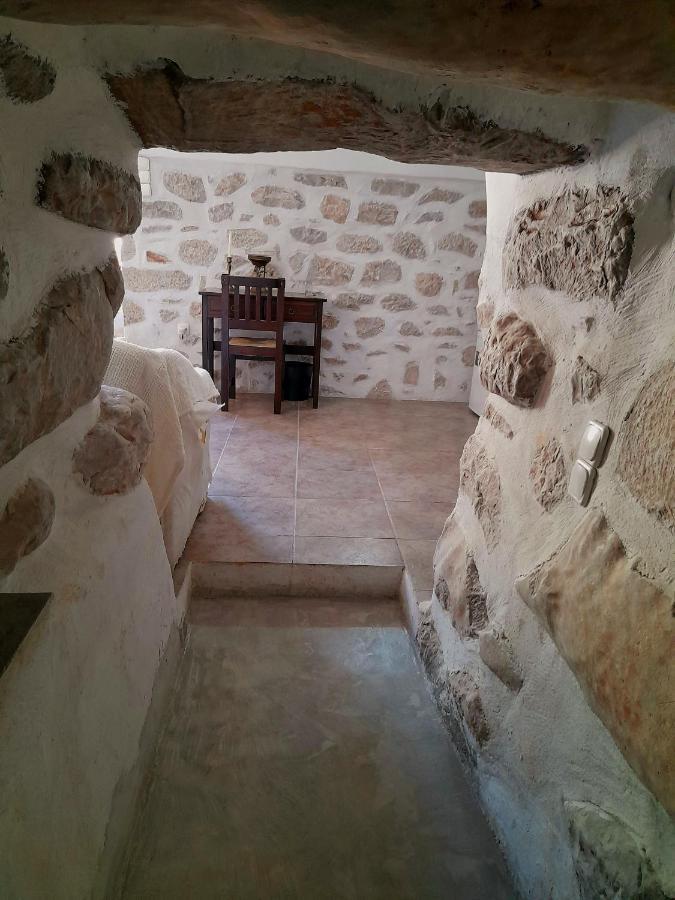 The Two Carob Trees, Traditional Stonehouse, Nikandri, Pirgos Diros Lefkias Exterior foto