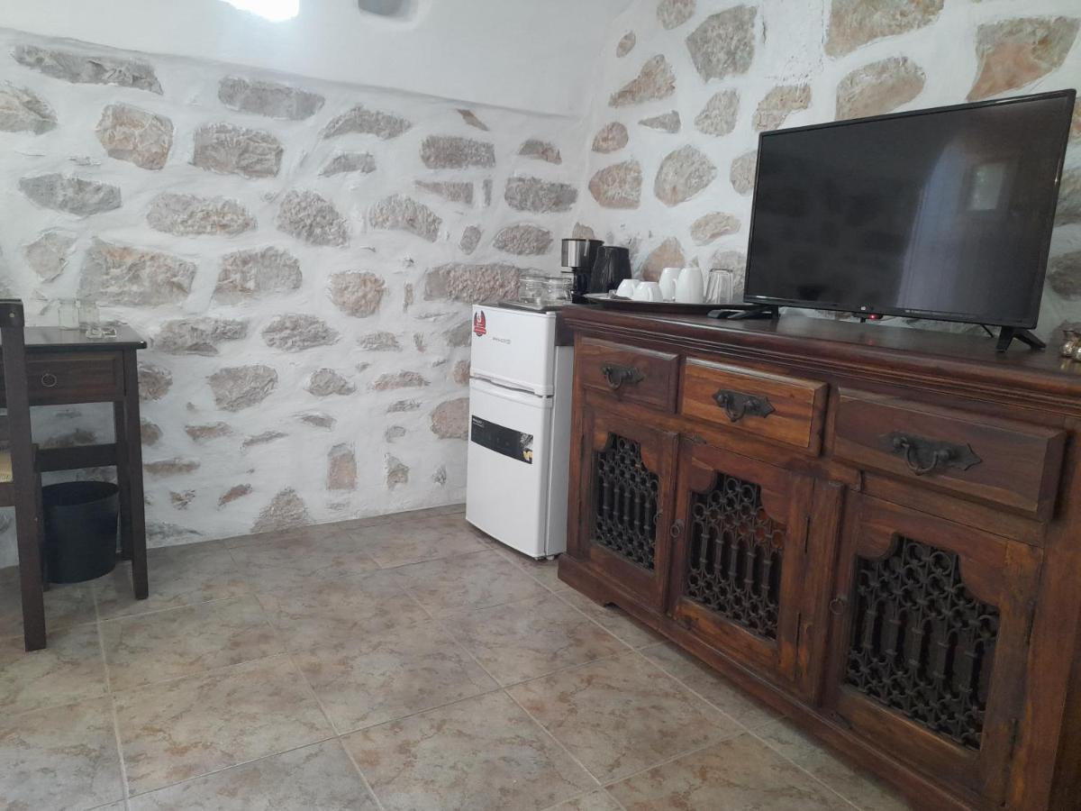 The Two Carob Trees, Traditional Stonehouse, Nikandri, Pirgos Diros Lefkias Exterior foto